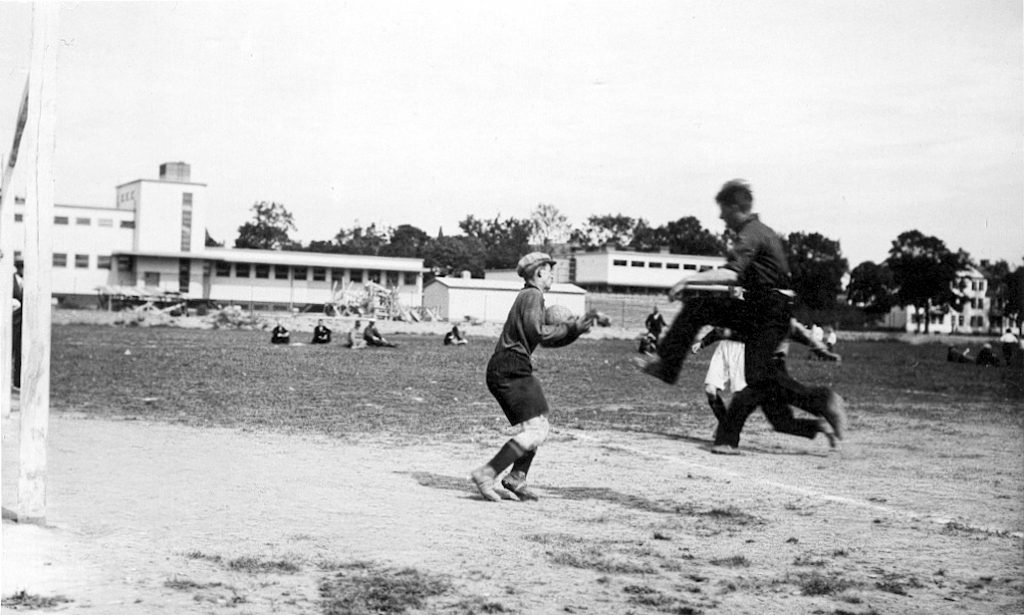 Fotboll på "Råsunda" (idag VL:s bussgarage) 1932 med funkishusen i bakgrunden. Bilkälla: Esbjörn Larssons samling.