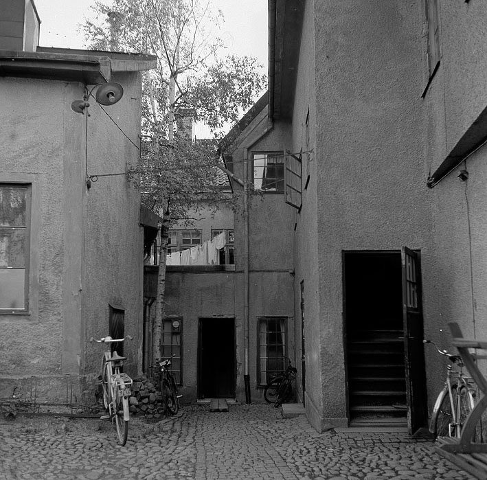 Bakgård i centrala Västerås före "rivningshysterins tid". Foto: Stadsbyggnadskontoret.