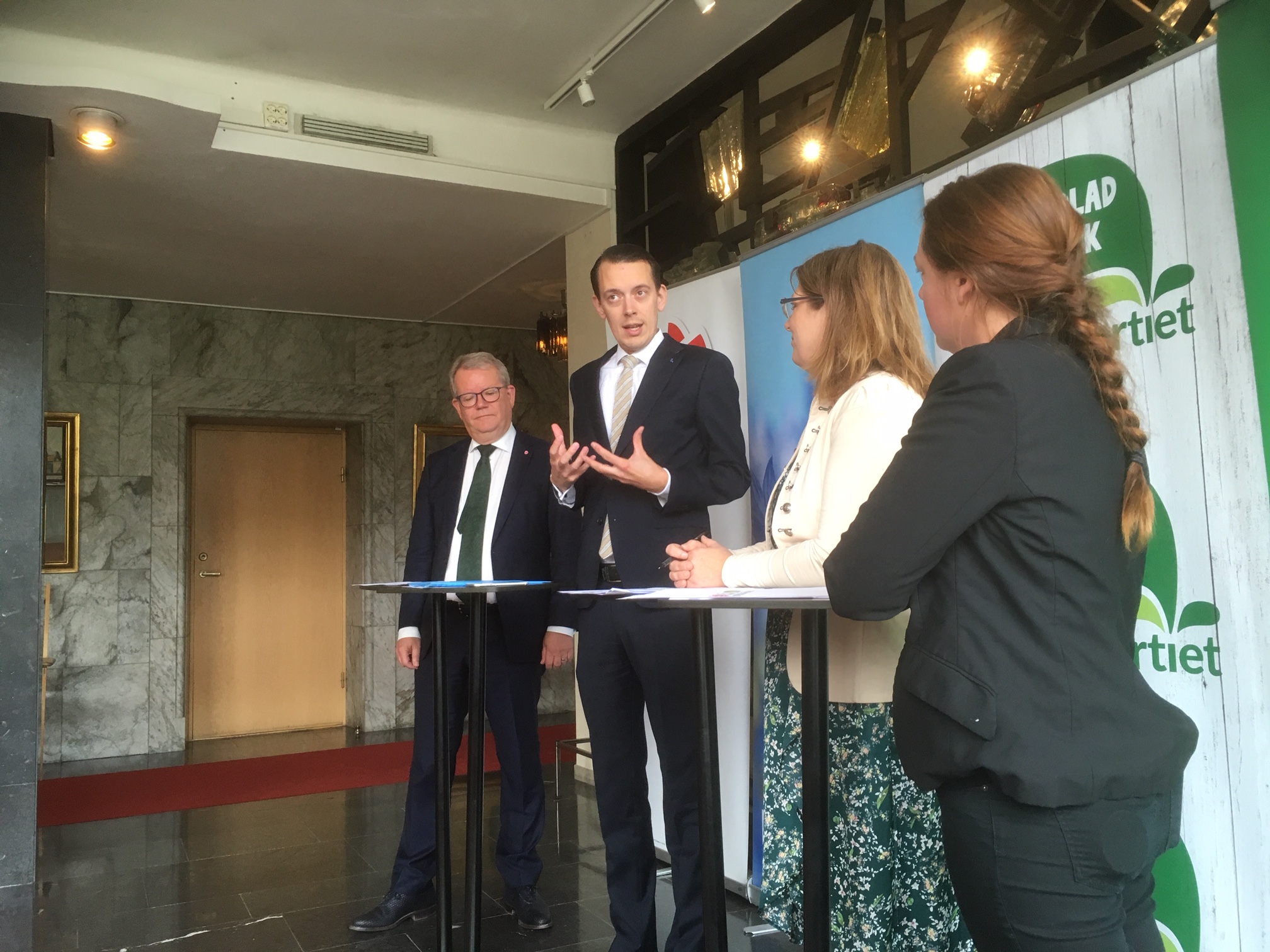 Västerås nya styre. Jesper Brandberg (L) lägger ut texen med Anders Teljebäck (S) till vänster samt Vicki Skure Eriksson (C) och Anna Thunell (MP) till höger. 