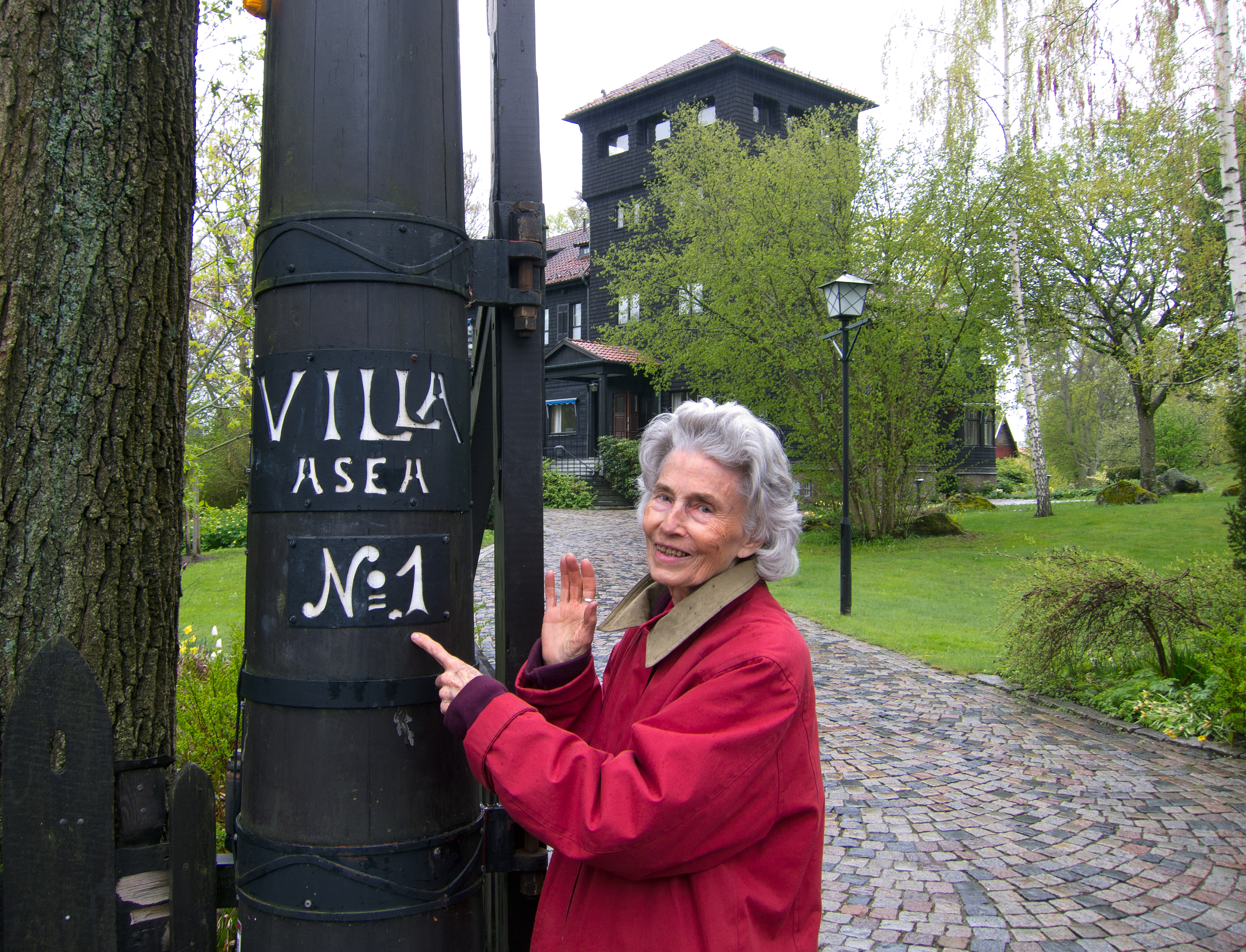 Anja Wennerholm växte upp med sin morfar Sigfrid Edström och mormor Ruth Randall Edström i Villa Asea på 1930-talet. Foto: Anders Lif.