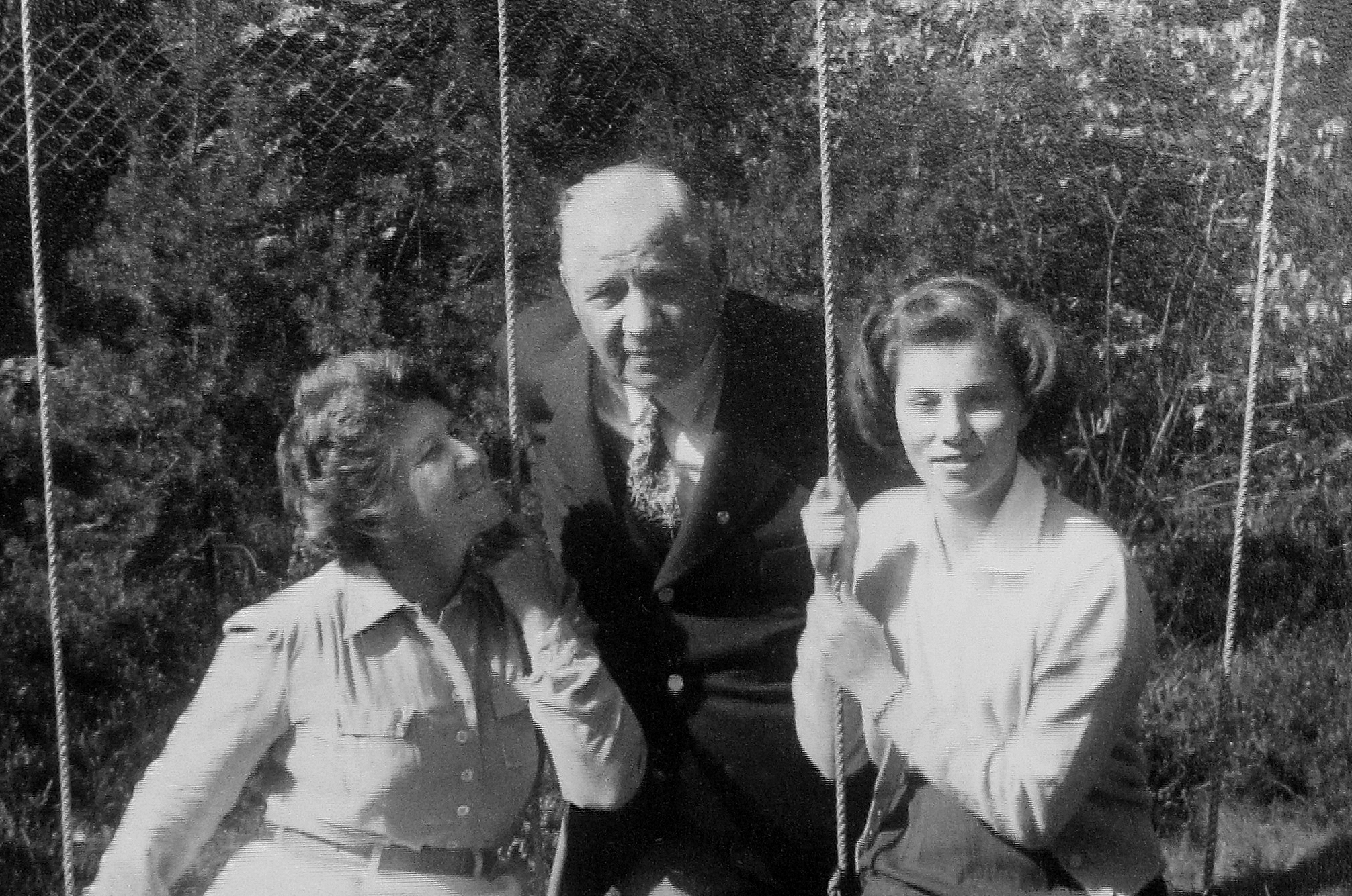 Anja Wennerholm med sin mor Miriam de Maré och morfar Sigfrid Edström 1950. Foto: Privat.