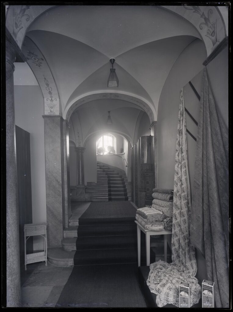 Interiör Köpmangatan 6, troligen 1940-talet. Foto: Ernst Blom, Västmanlands läns museum.